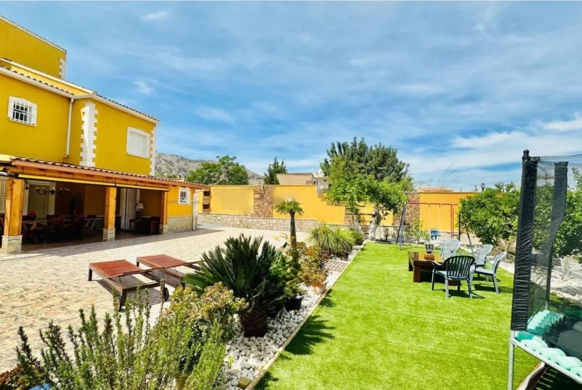 Country house with 5 bedrooms and 4 bathrooms in MONTEPINAR | Ref: SCH-5246