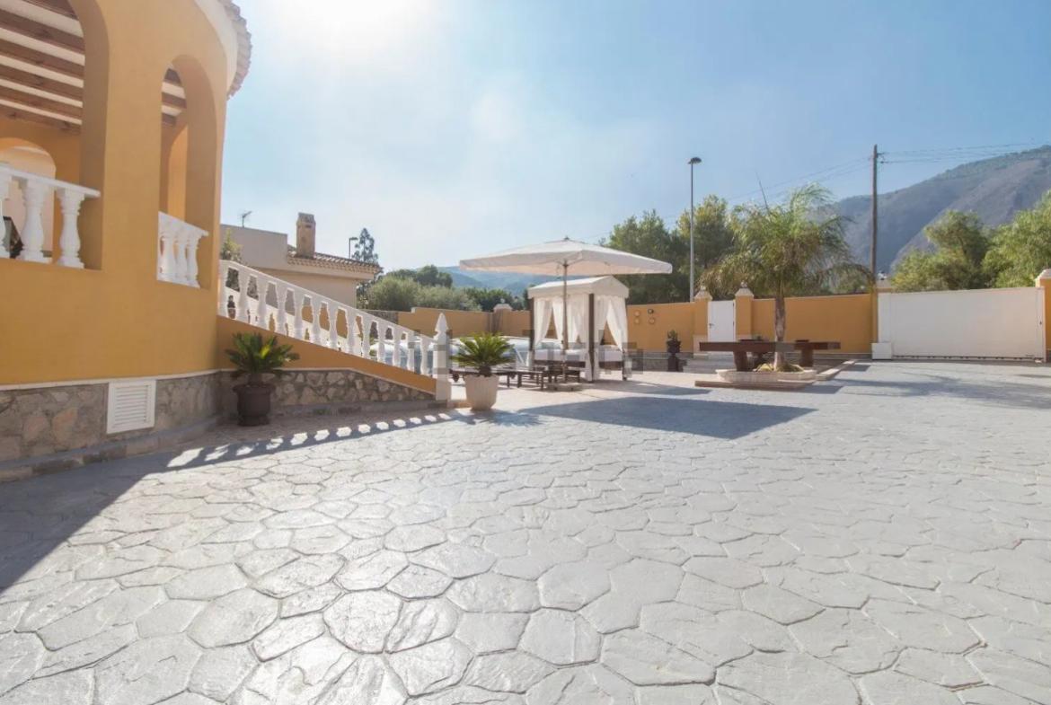Country house with 5 bedrooms and 4 bathrooms in MONTEPINAR | Ref: SCH-5246