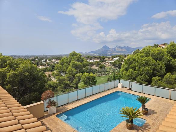 Country house with 3 bedrooms and 4 bathrooms in ALTEA | Ref: SCH-5258