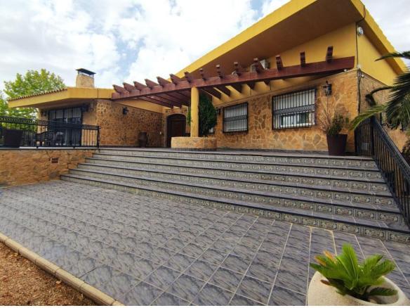 Country house with 5 bedrooms and 3 bathrooms in SAX | Ref: SCH-5261