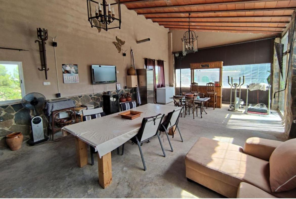 Country house with 5 bedrooms and 3 bathrooms in SAX | Ref: SCH-5261