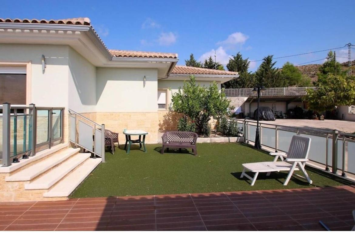Country house with 4 bedrooms and 3 bathrooms in SAX | Ref: SCH-5263