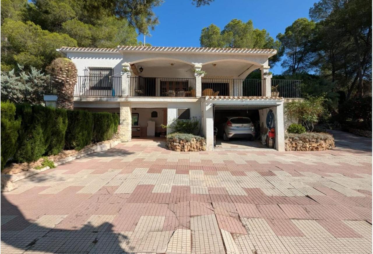 Country house with 4 bedrooms and 2 bathrooms in SAX | Ref: SCH-5264