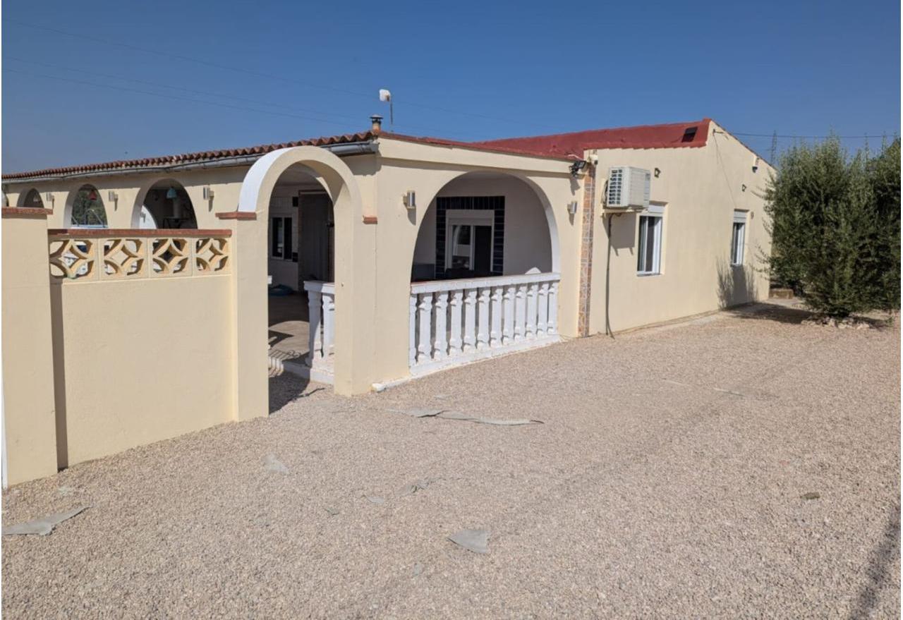 Country house with 3 bedrooms and 3 bathrooms in SAX | Ref: SCH-5266