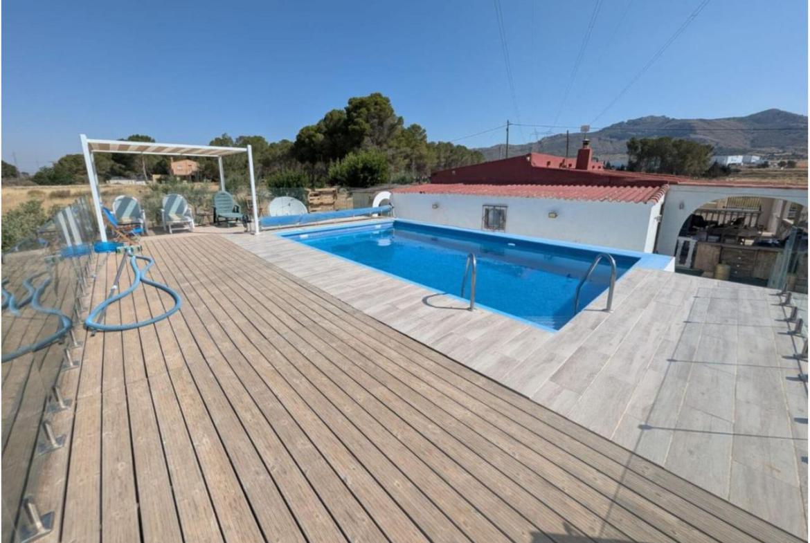 Country house with 3 bedrooms and 3 bathrooms in SAX | Ref: SCH-5266