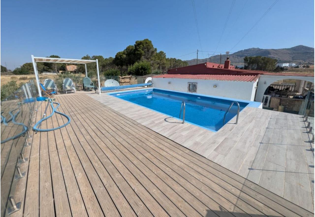 Country house with 3 bedrooms and 3 bathrooms in SAX | Ref: SCH-5266