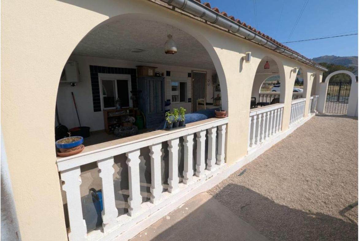 Country house with 3 bedrooms and 3 bathrooms in SAX | Ref: SCH-5266