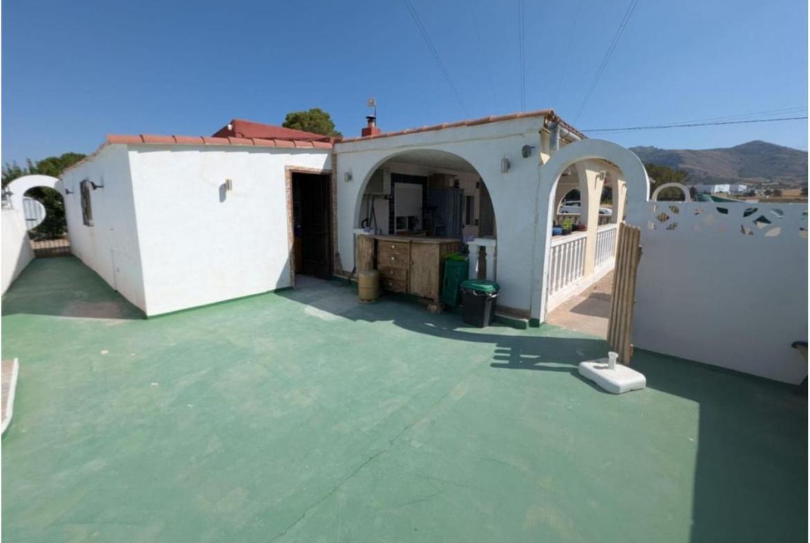 Country house with 3 bedrooms and 3 bathrooms in SAX | Ref: SCH-5266