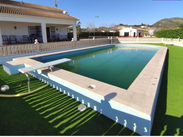Country house with 4 bedrooms and 3 bathrooms in SAX | Ref: SCH-5269