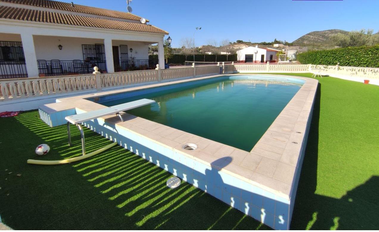 Country house with 4 bedrooms and 3 bathrooms in SAX | Ref: SCH-5269