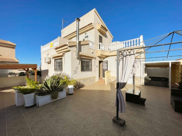 Detached villa with 3 bedrooms and 2 bathrooms in Ciudad Quesada | Ref: VA5384