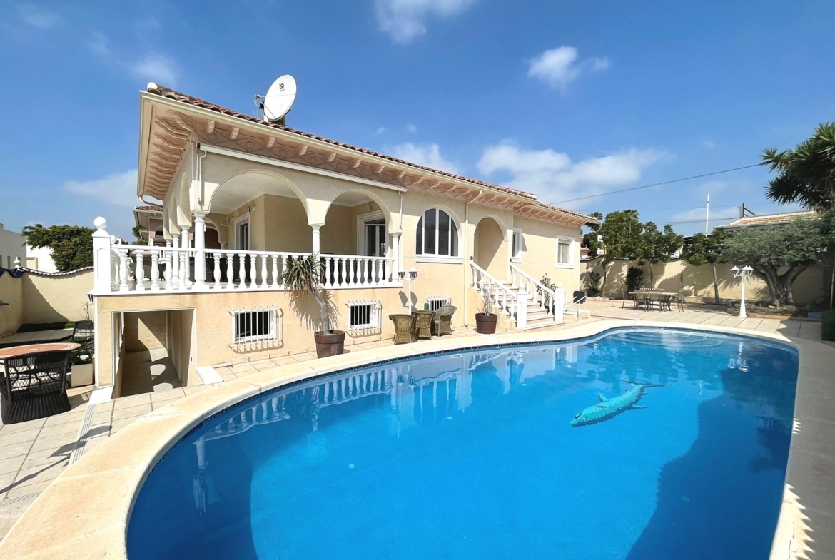 Detached villa with 4 bedrooms and 2 bathrooms in Ciudad Quesada | Ref: VA 5411