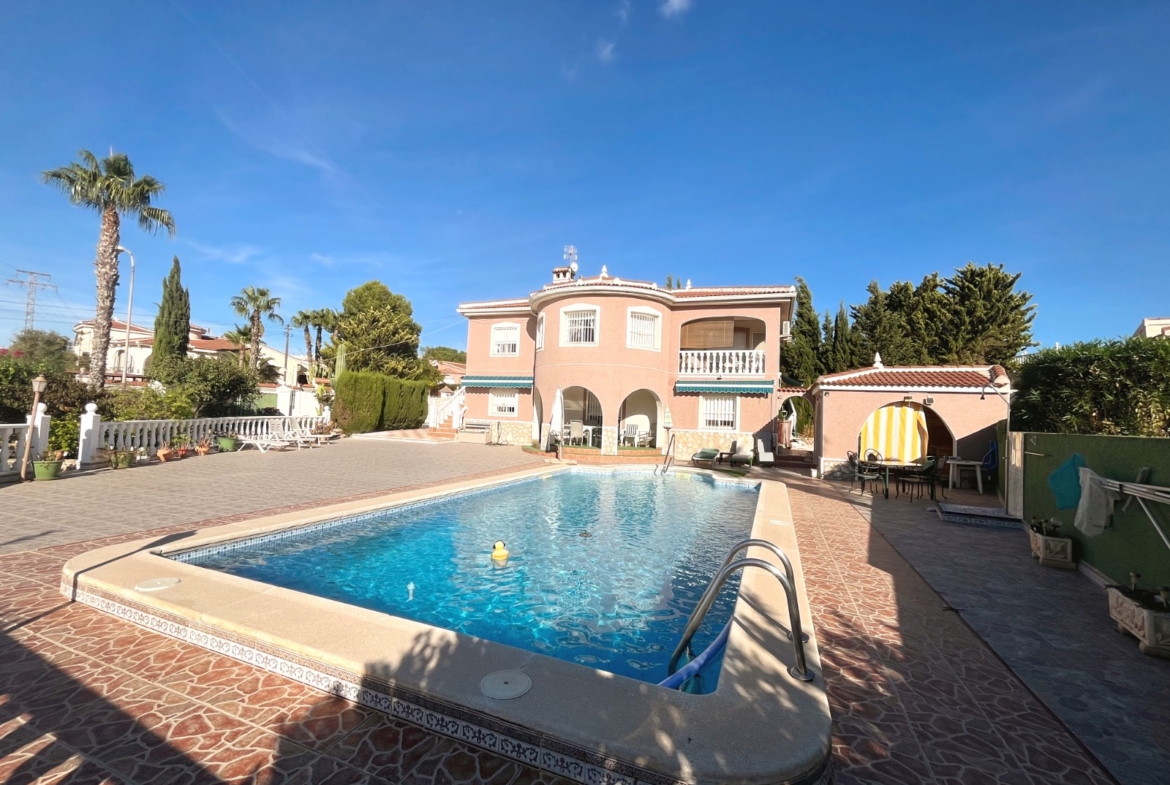 Detached villa with 4 bedrooms and 3 bathrooms in Ciudad Quesada | Ref: VA5469